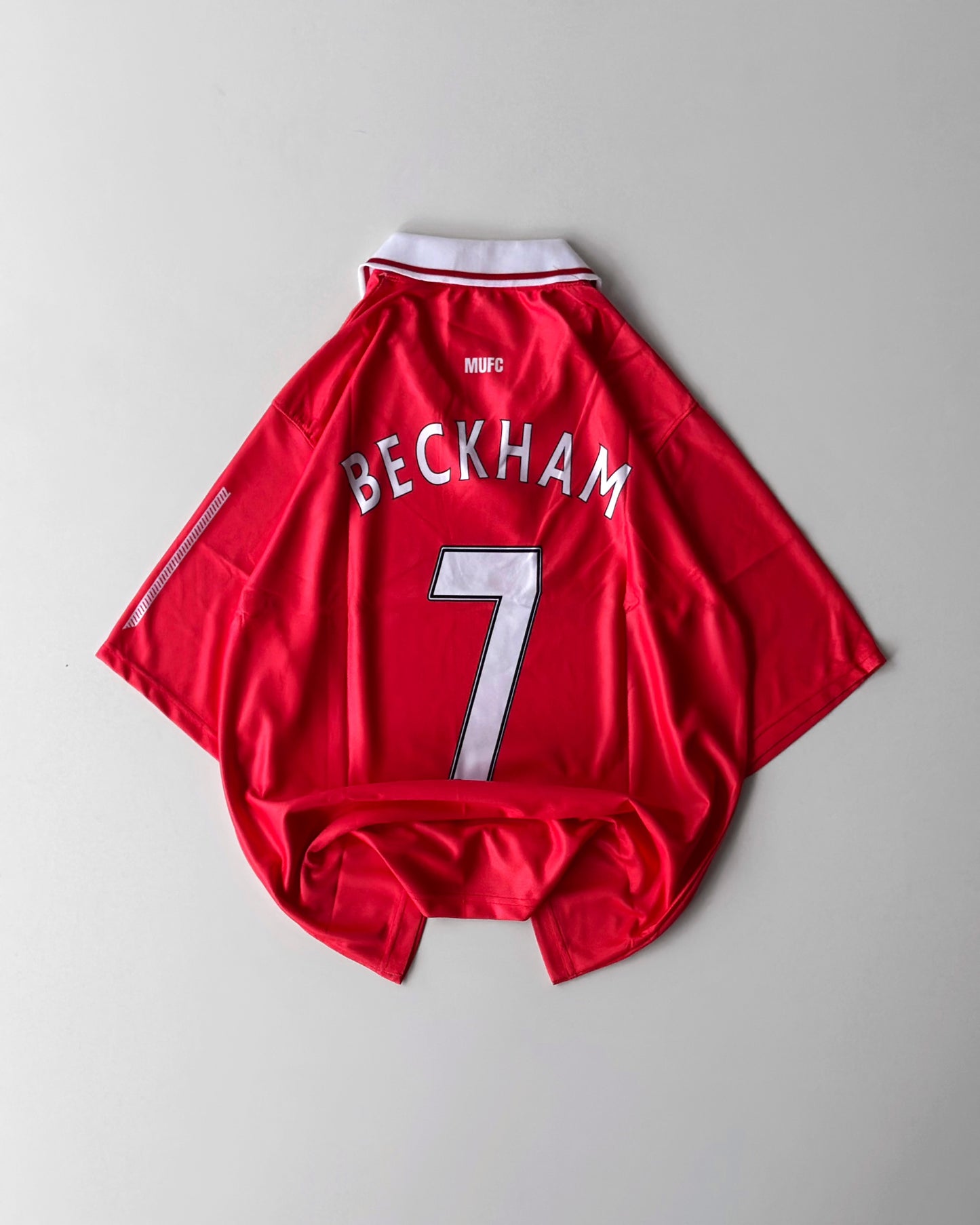 MANCHESTER UNITED BECKHAM AON RETRO HOME KIT (Oversized)