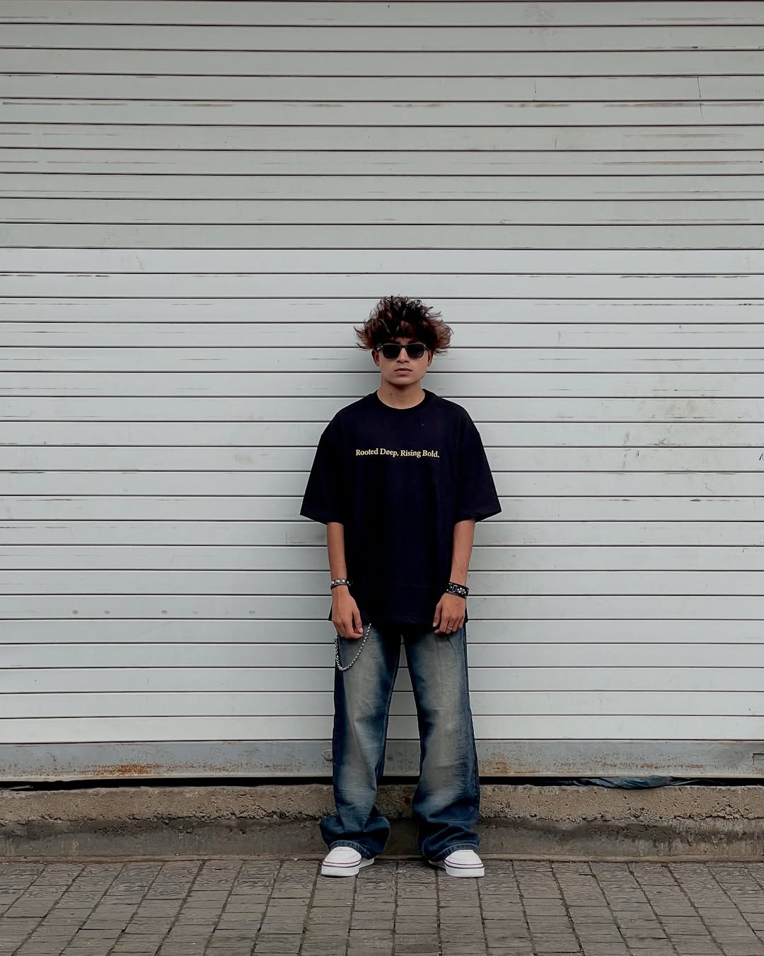 Black five sleeve t shirt